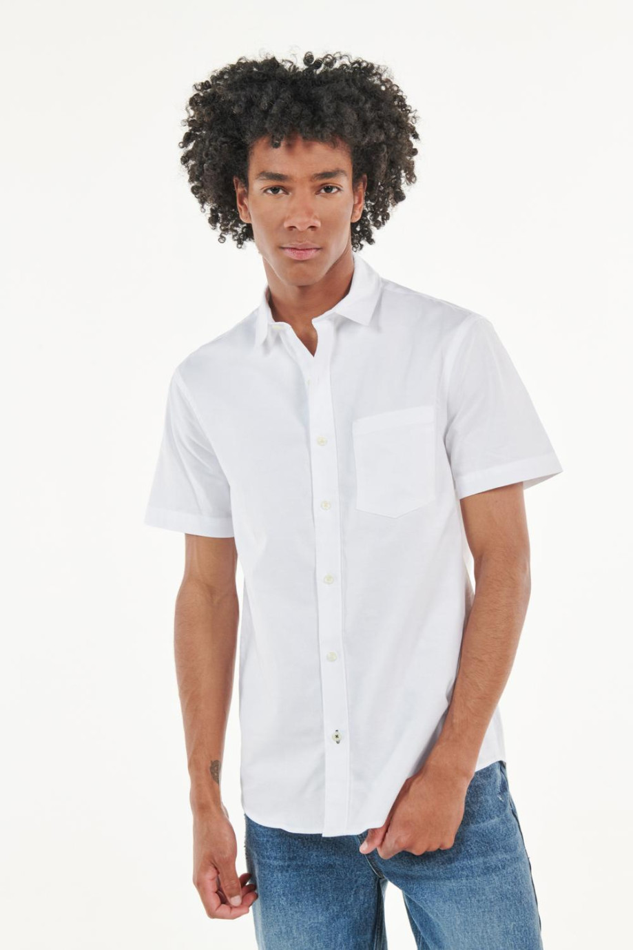 Camisa manga corta unicolor con cuello sport collar y bolsillo