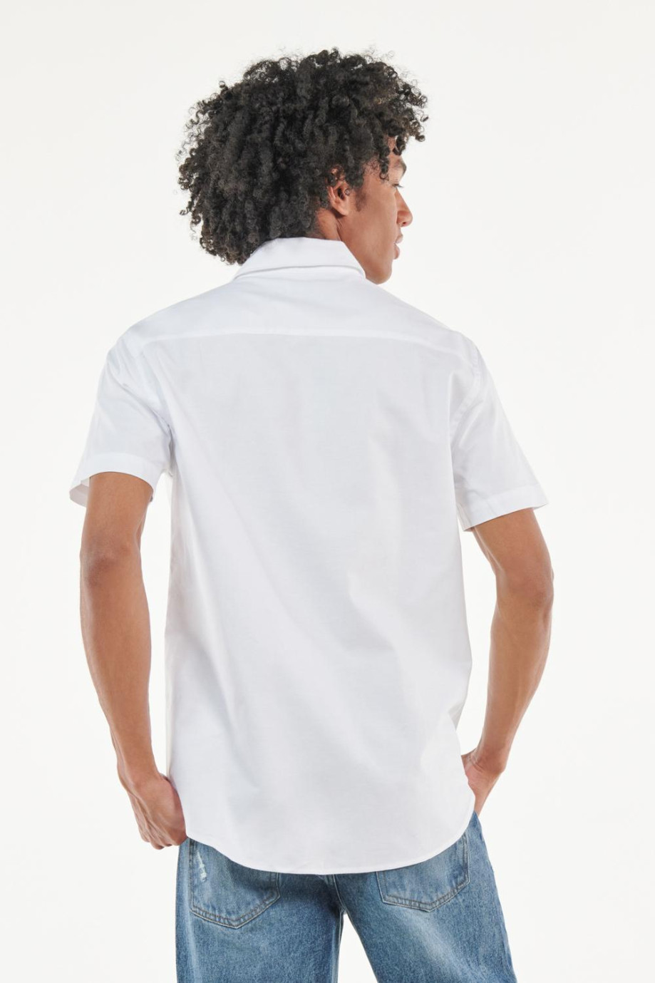 Camisa manga corta unicolor con cuello sport collar y bolsillo