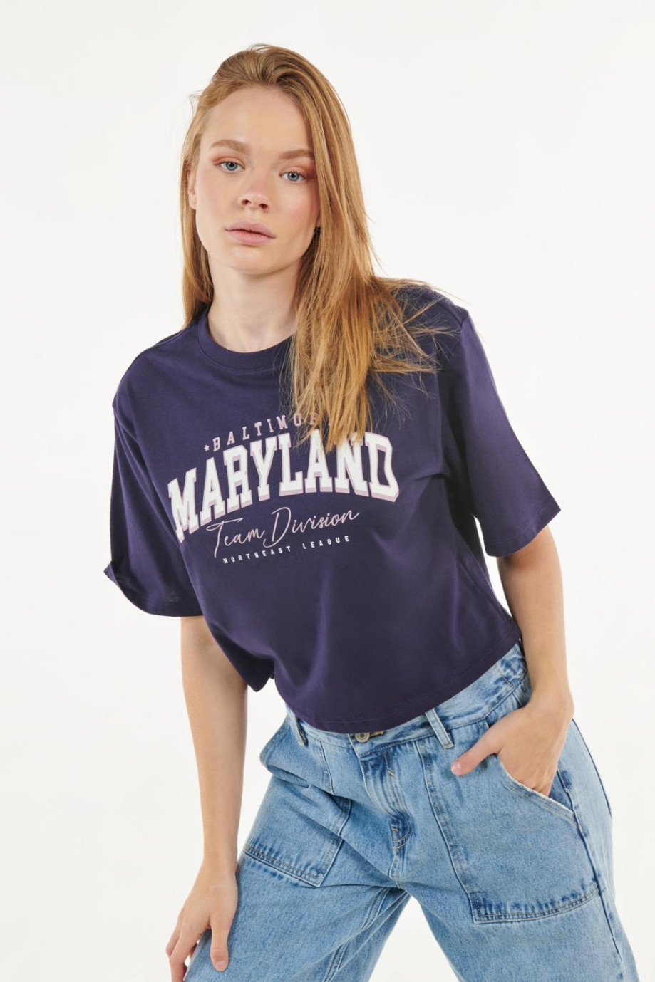 Camiseta crop top oversize azul intensa con diseño college de Maryland