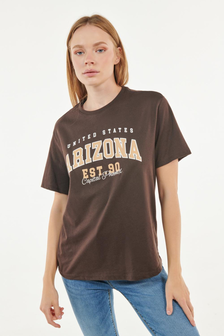 Camiseta café oscura con estampado college de Arizona y cuello redondo