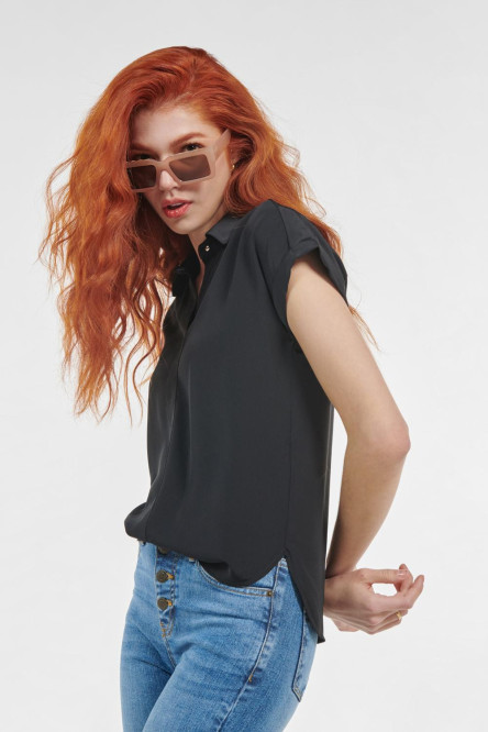 Blusa negra con cuello camisero y botones ocultos en frente