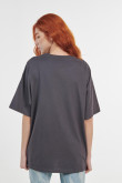 Camiseta gris intensa con estampado artístico y cuello redondo