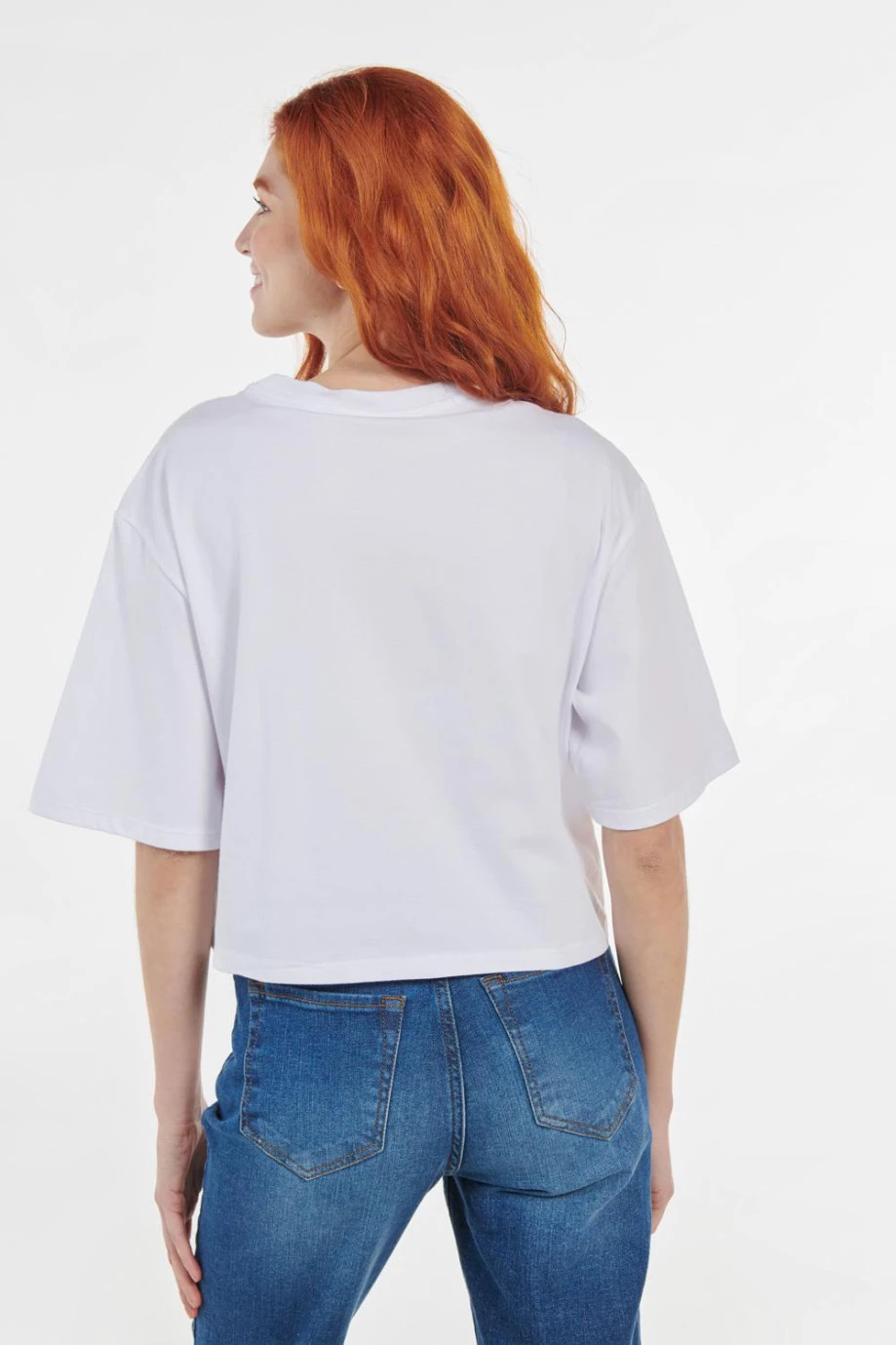 Camiseta blanca crop top oversize con diseño de Garfield y cuello redondo