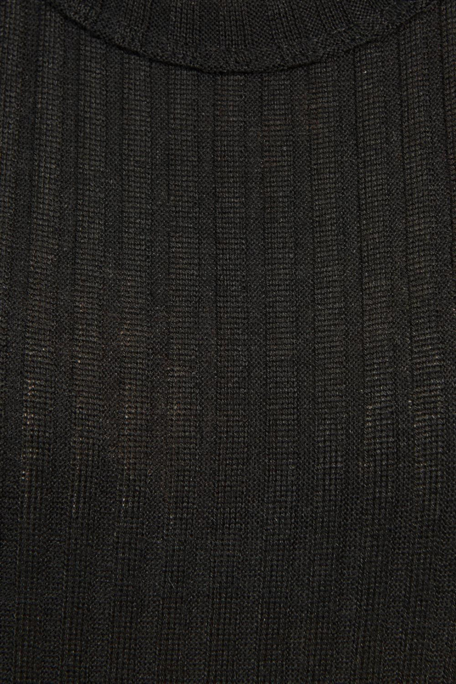 Camiseta manga sisa negra con textura de canal y cuello redondo