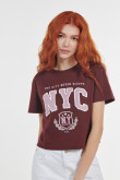 Camiseta roja oscura con diseño college de NYC y manga corta