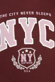 Camiseta roja oscura con diseño college de NYC y manga corta