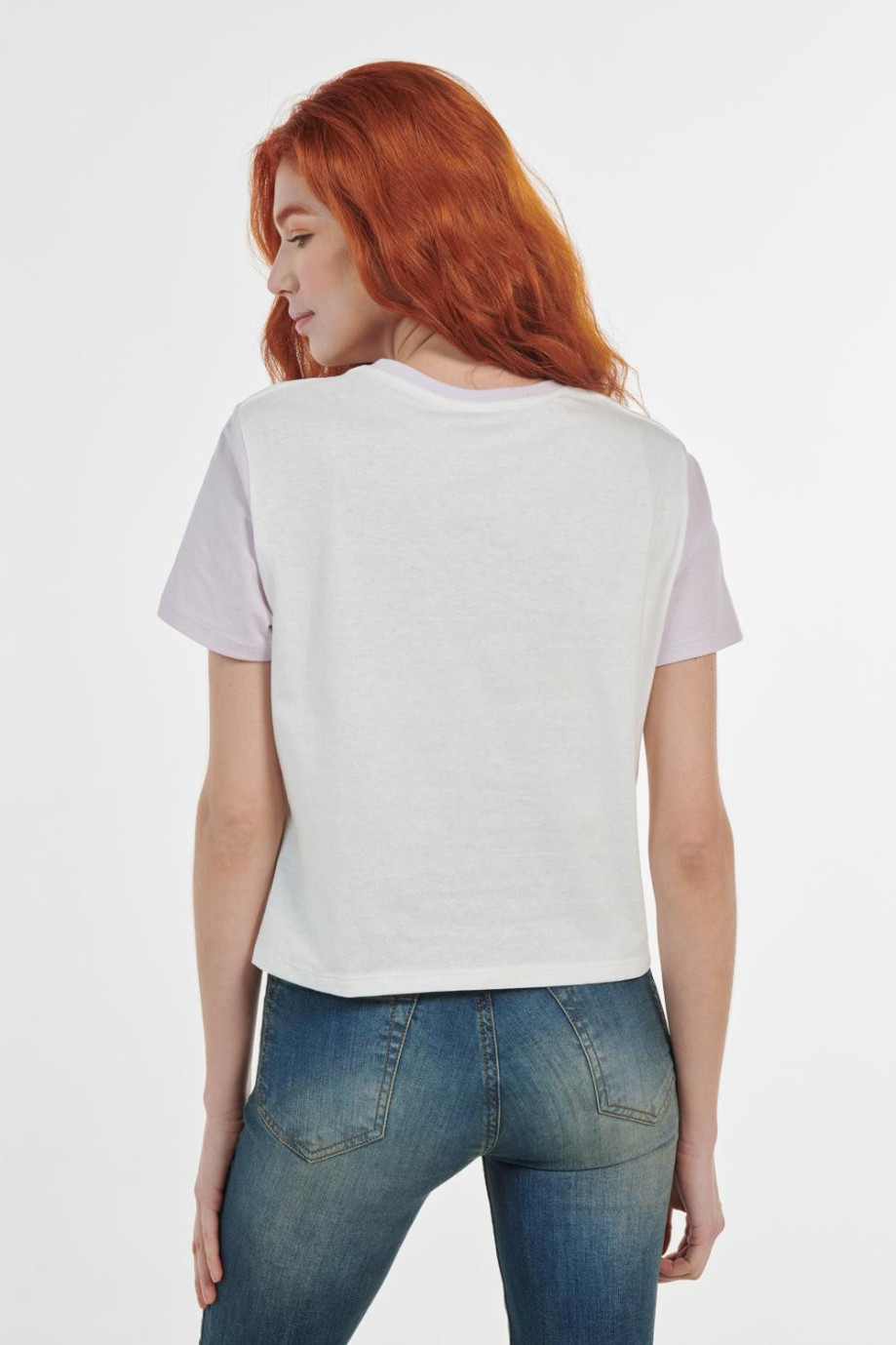 Camiseta crema clara con cuello redondo y diseño de paisaje