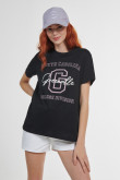 Camiseta negra con cuello redondo y diseño college en frente