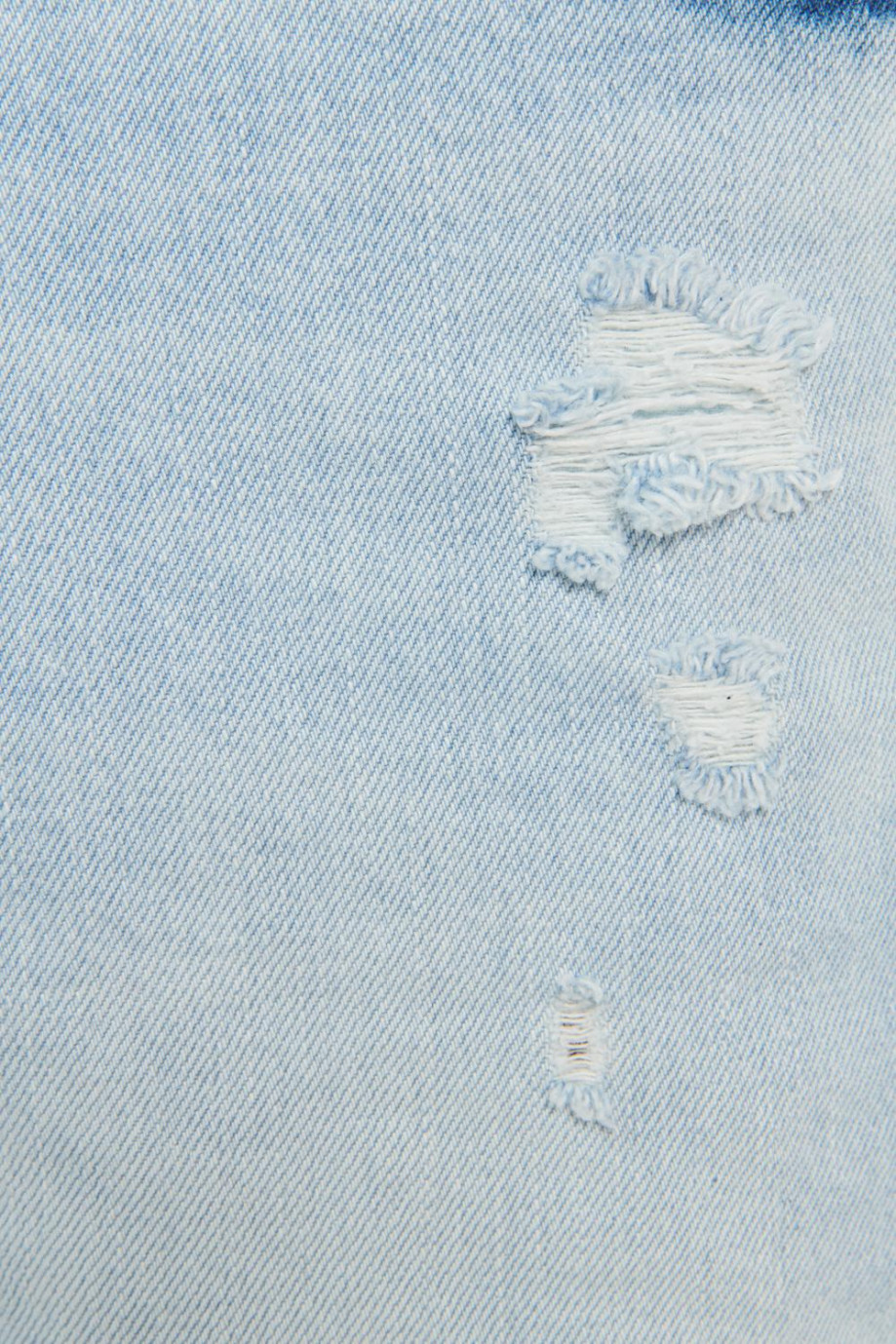 Bermuda azul clara slim en jean con doblez y rotos en frente