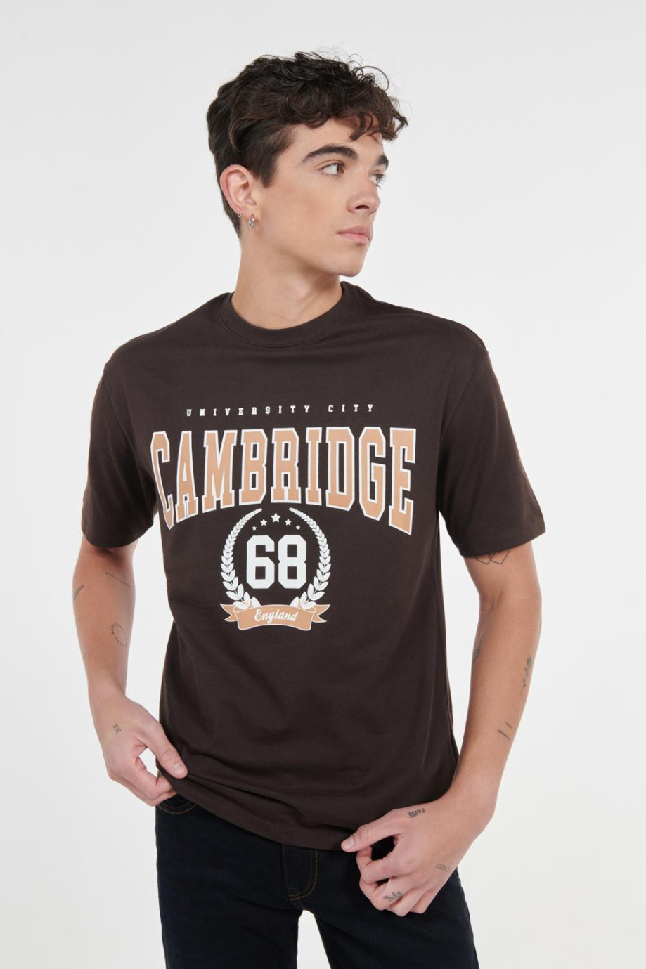 Camiseta manga corta café oscura con estampado college de Cambridge