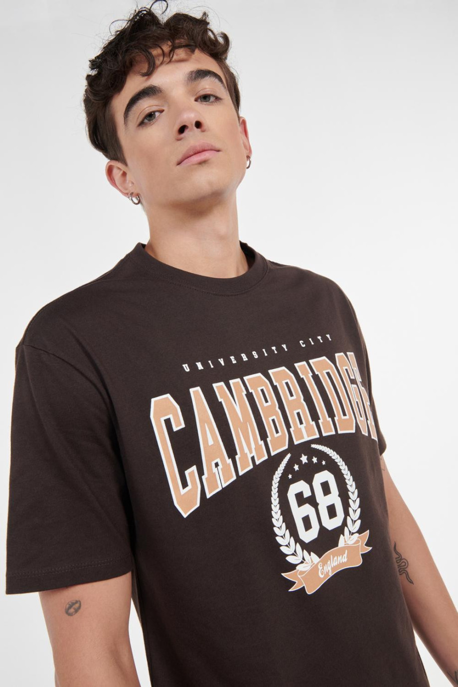 Camiseta manga corta café oscura con estampado college de Cambridge