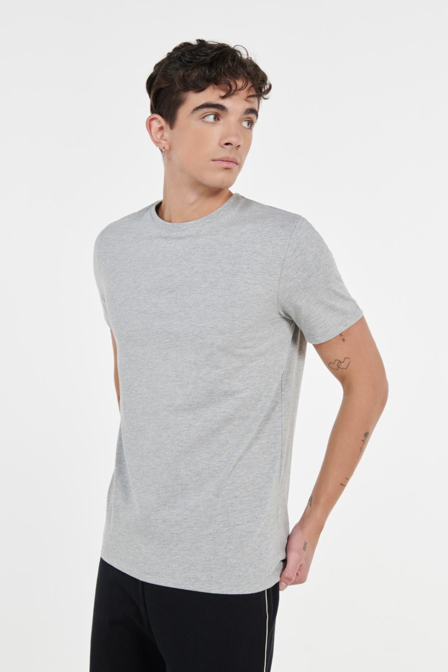 Camiseta gris clara con efecto jaspe, cuello redondo y manga corta