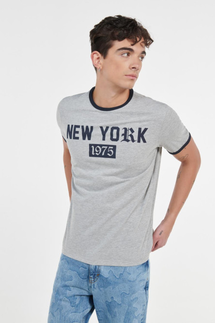 Camiseta manga corta gris con contrastes y texto college