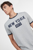 Camiseta manga corta gris clara con contrastes y texto college de New York