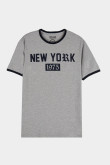 Camiseta manga corta gris clara con contrastes y texto college de New York