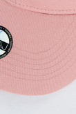 Cachucha beisbolera rosada clara con texto bordado en frente