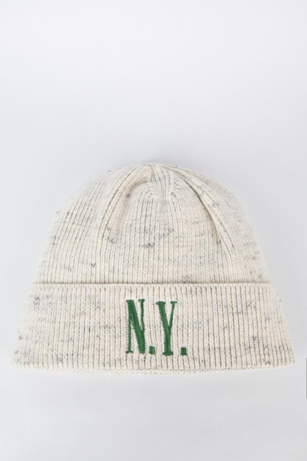 Gorro tejido crema claro con bordado verde de NY en frente