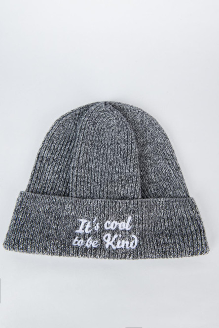 Gorro tejido gris oscuro con texto blanco bordado en frente