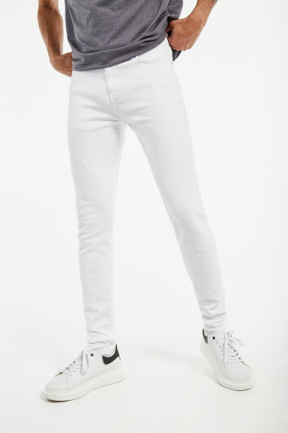 Jean súper skinny blanco con bolsillos funcionales y tiro bajo