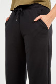 Pantalón jogger negro con bolsillos y elástico en botas