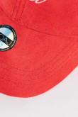 Cachucha roja oscura beisbolera con texto bordado en frente