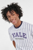 Camiseta manga corta blanca a rayas con arte college de Yale
