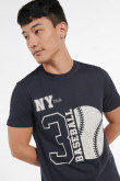 Camiseta azul con cuello redondo y diseño college de béisbol