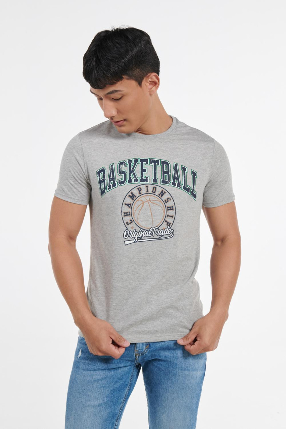Camiseta cuello redondo gris clara con motivo deportivo college en frente