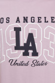 Camiseta lila con manga corta y texto college de Los Ángeles