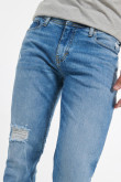 Jean azul tipo slim con rotos sutiles y desgastes de color