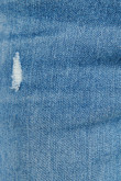 Jean azul tipo slim con rotos sutiles y desgastes de color