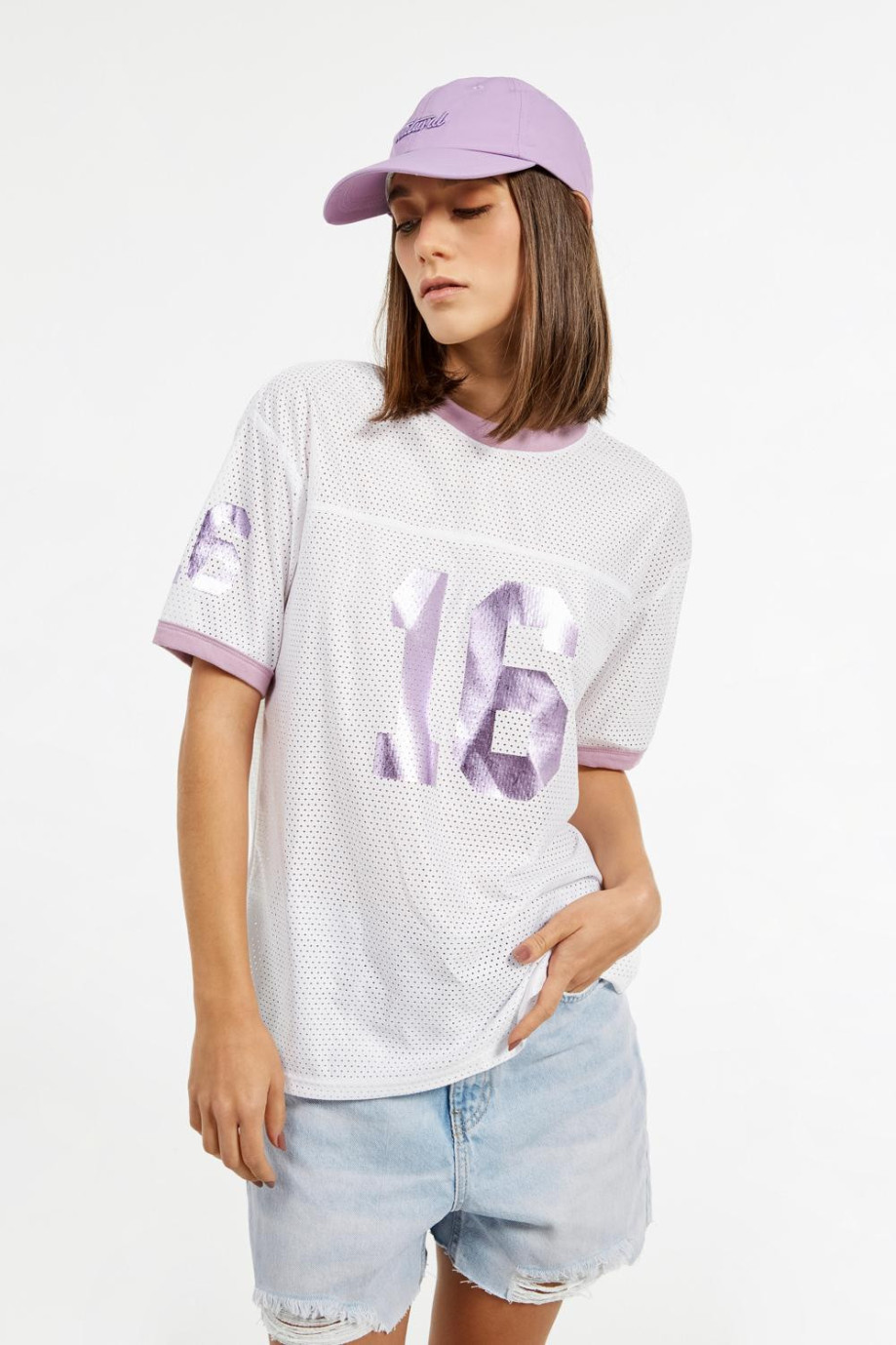 Camiseta blanca en malla oversize con manga corta y diseños de números