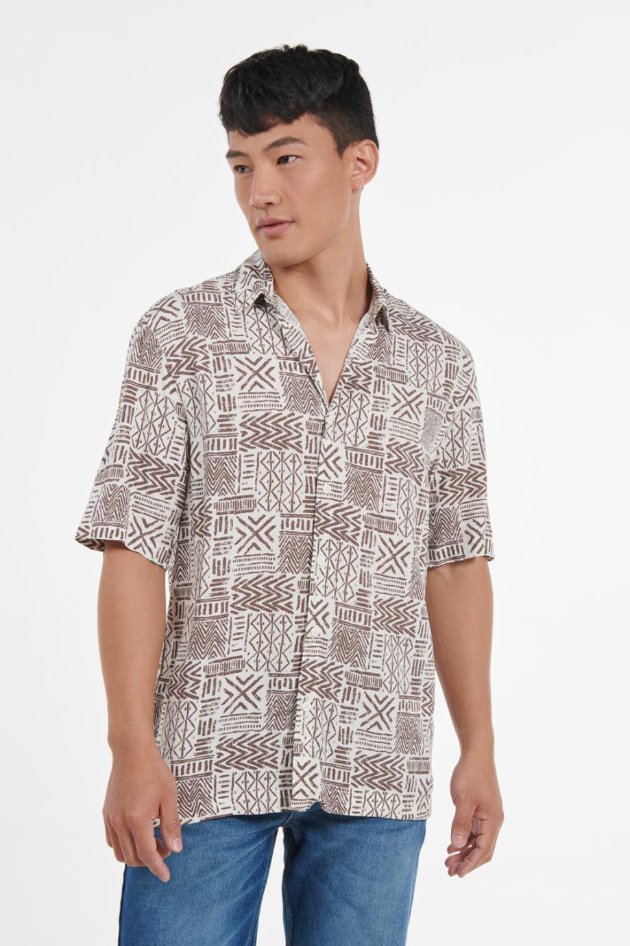 Camisa manga corta unicolor con estampados tropicales