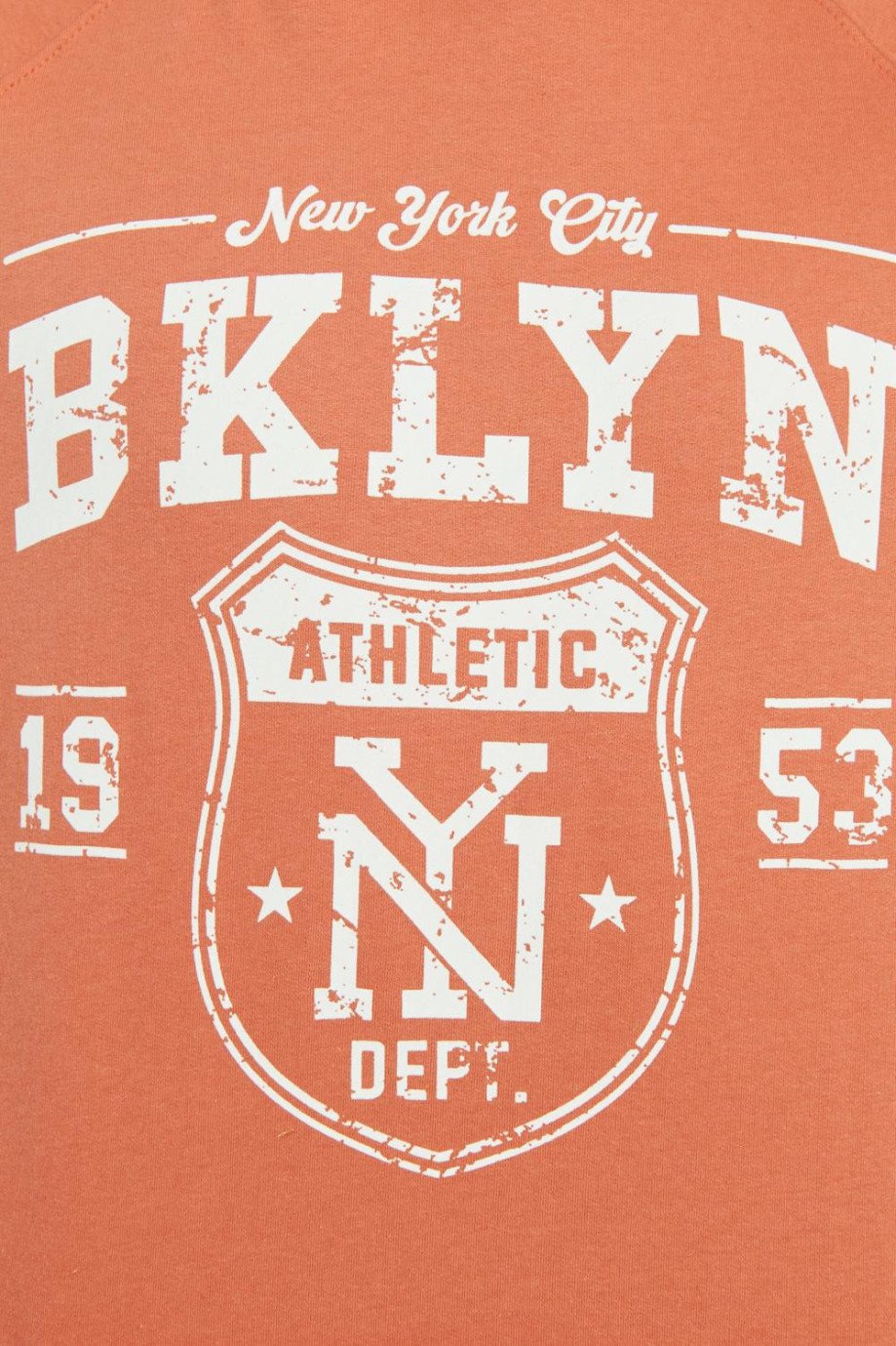Buzo con capota naranja claro y diseños college blancos de Brooklyn
