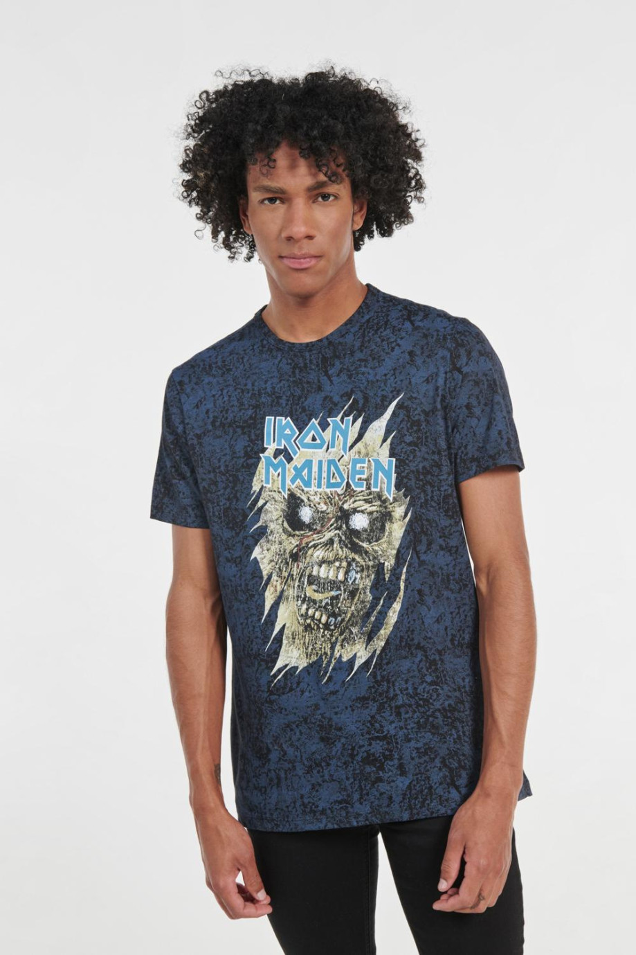 Camiseta manga corta negra tie dye con diseño de Iron Maiden