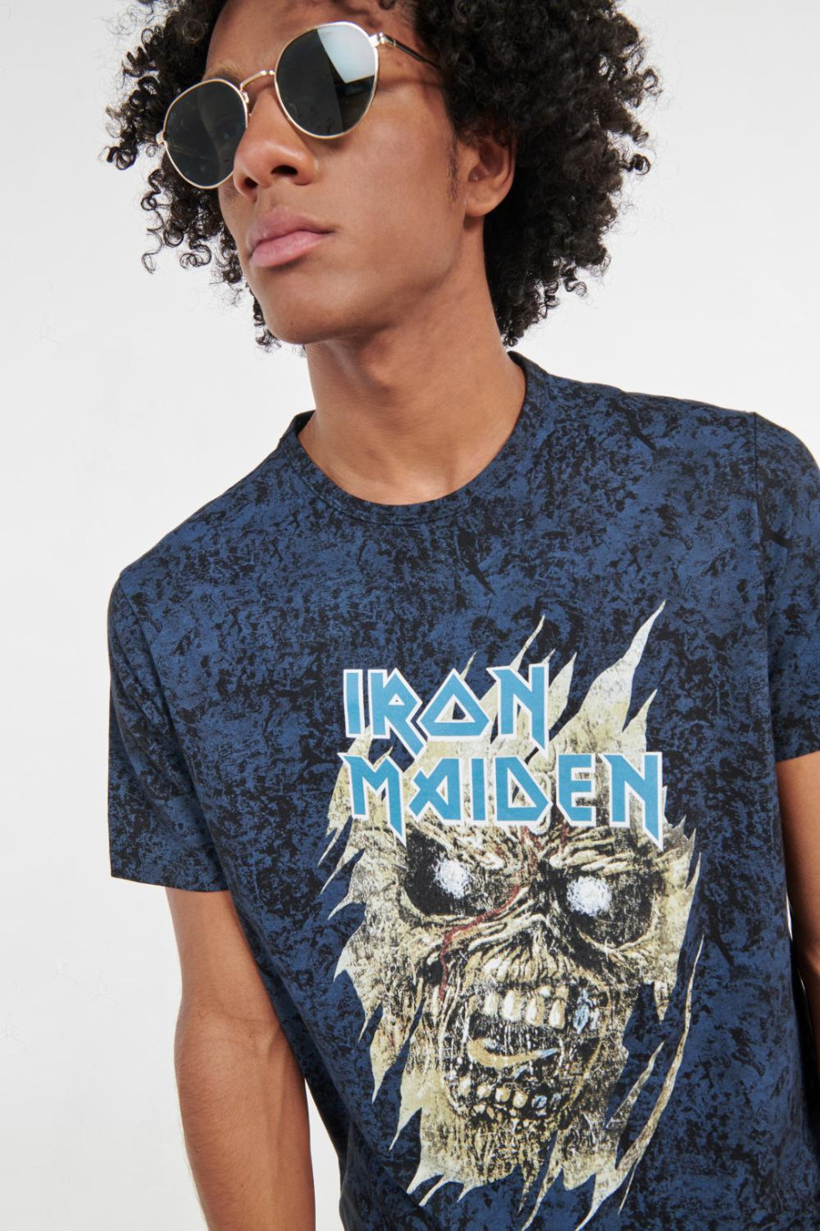 Camiseta manga corta negra tie dye con diseño de Iron Maiden