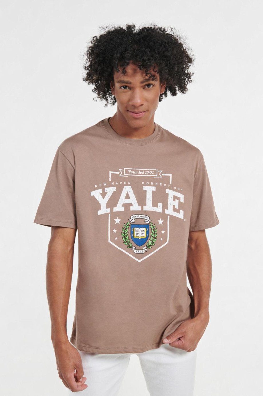 Camiseta manga corta kaky oscura con diseño college de Yale University