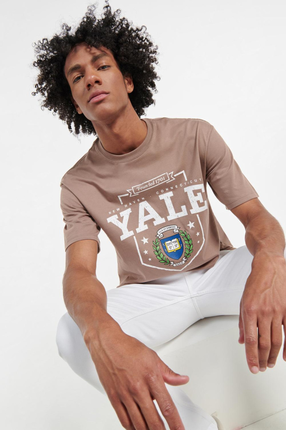 Camiseta manga corta kaky oscura con diseño college de Yale University