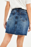 Falda corta azul oscura en jean con deshilado en borde inferior