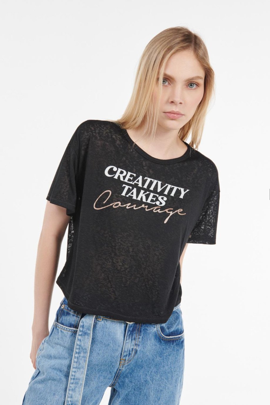 Camiseta negra con cuello redondo y texto creativo en frente