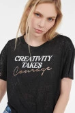 Camiseta negra con cuello redondo y texto creativo en frente