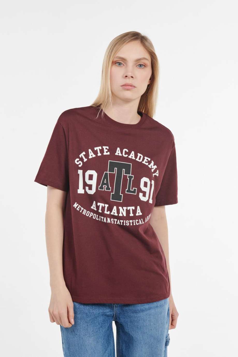 Camiseta oversize roja oscura con cuello redondo y diseño college en frente