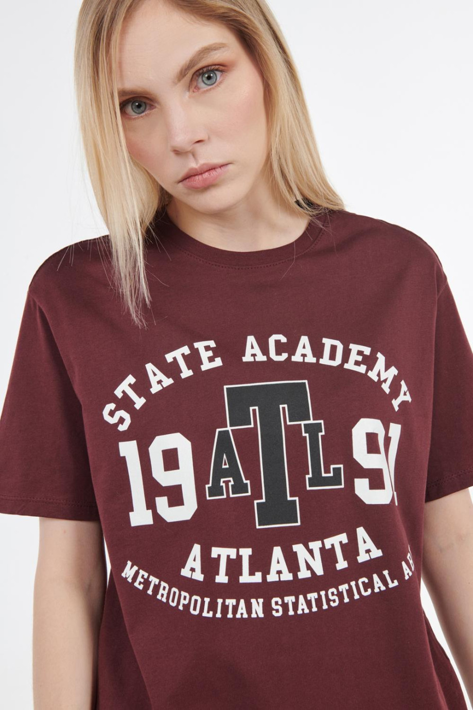 Camiseta oversize roja oscura con cuello redondo y diseño college en frente