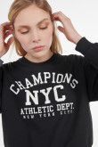 Buzo cuello redondo negro con diseño blanco college de NYC