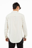 Camisa con cuello button down manga larga con diferentes tonos de rayas y botonadura en el frente.