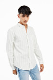 camisa-con-cuello-button-down-manga-larga-con-diferentes-tonos-de-rayas-y-botonadura-en-el-frente