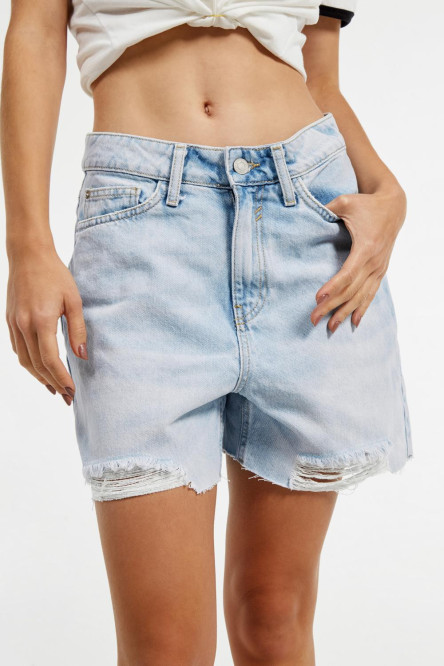 Short en jean azul claro con tiro alto y deshilado en borde inferior