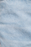 Short en jean azul claro con tiro alto y deshilado en borde inferior