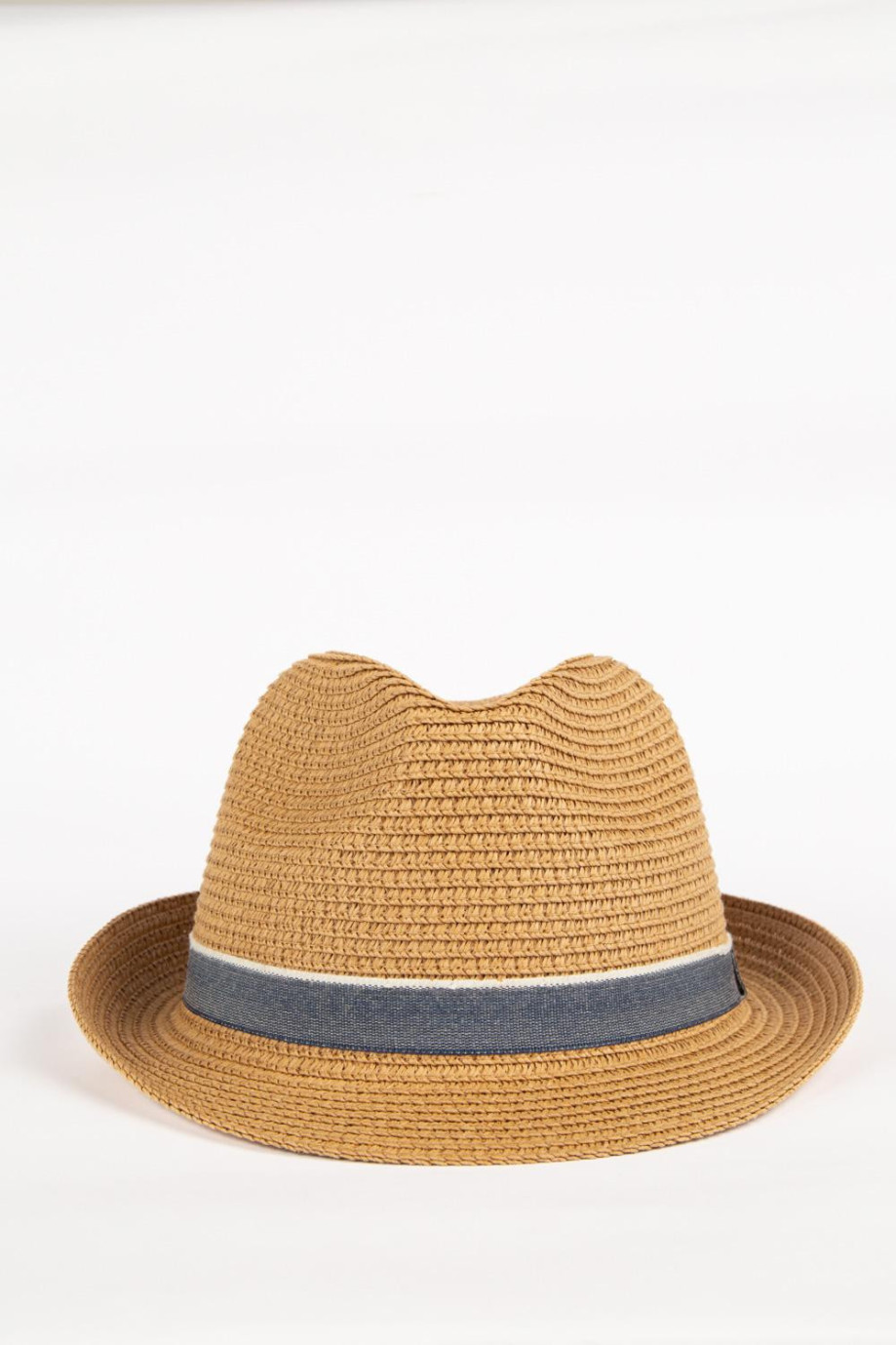Sombrero tejido café claro con ala corta y cinta azul decorativa