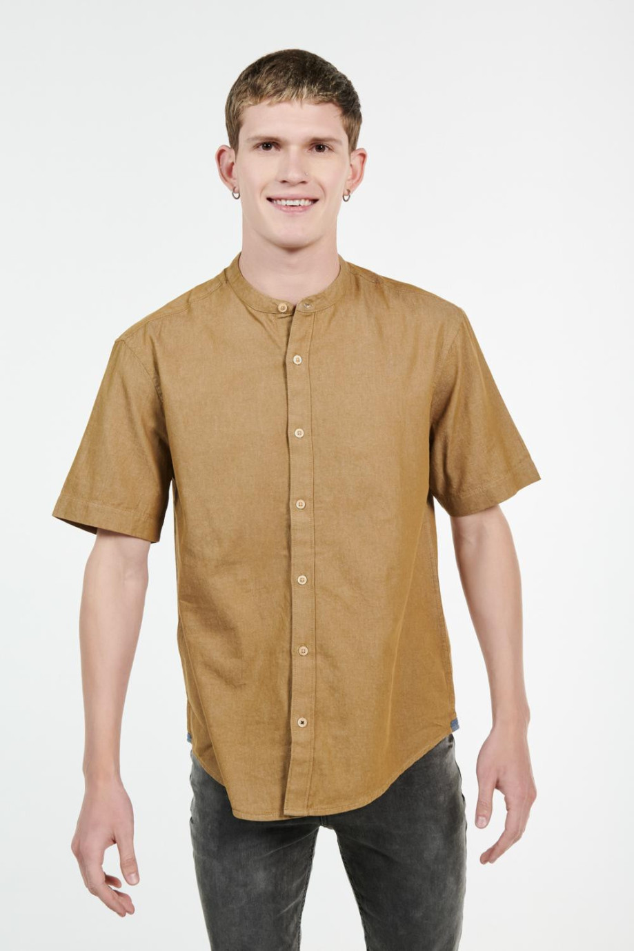 Camisa cuello nerú unicolor con manga corta y botones